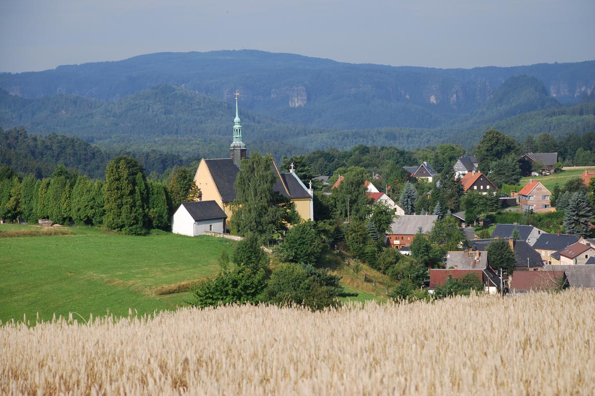 Hinterhermsdorf - Blick auf das idyllische Dorf mit Schrammsteinkette
